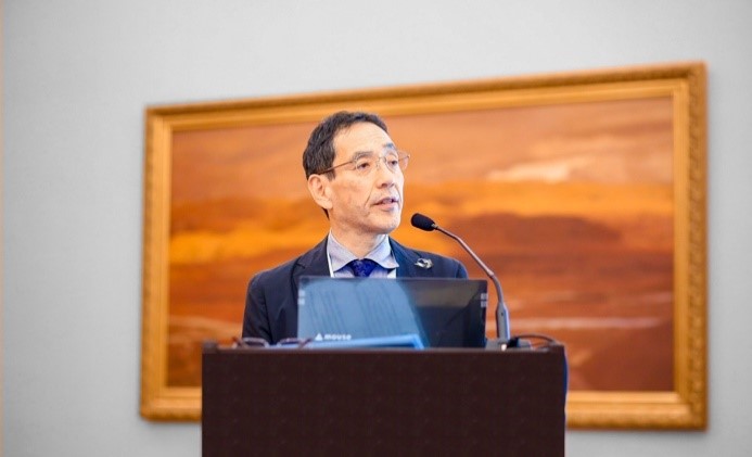 Professor Kenzo Yamanaka giving his commemorative lecture