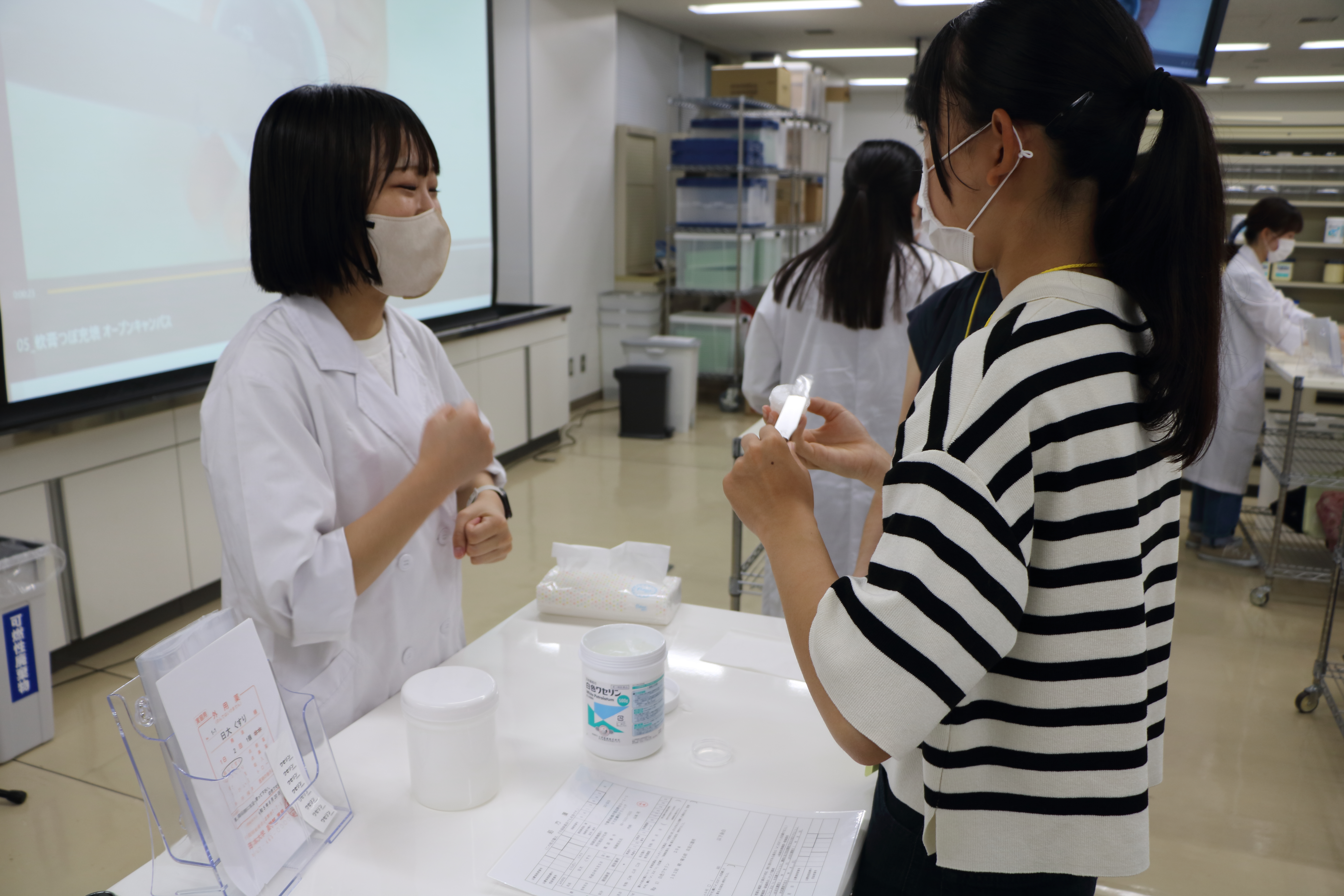 体験実習（塗り薬の調剤体験）