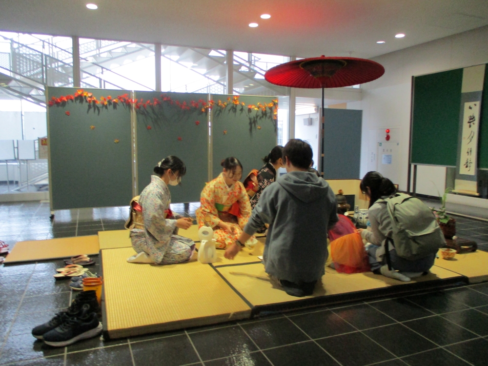 茶道部お茶と茶菓子を嗜む様子