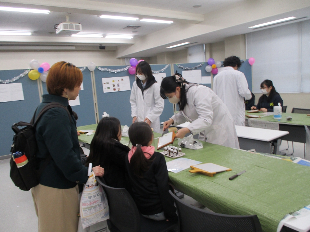 紫雲膏詰め体験を楽しむ来場者