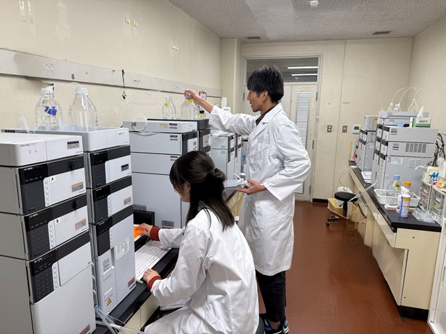 体内に分布しているクスリの濃度を測定しています