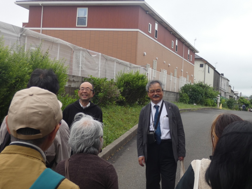 薬用植物園ガイドに榛葉薬学部長も飛び入り参加いたしました。
