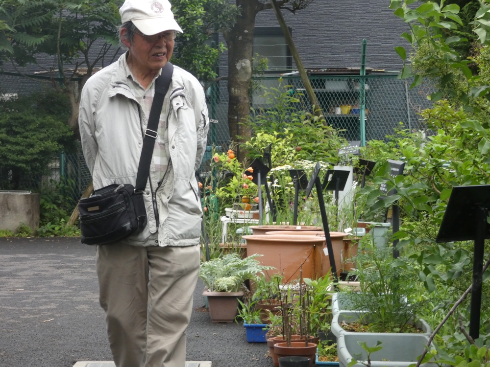 講演者の栗山 忠俊 氏（本学卒業生、生薬研究コーチ）